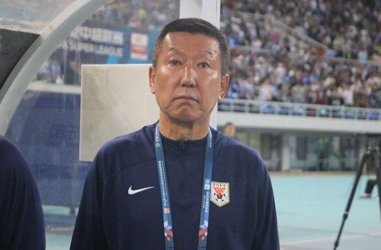 如是想着，叶辰急忙跟着进屋，正准备直接把萧初然拦腰抱起、放到床上，结果便见萧初然没去床边，直接去衣柜取出一套被褥，赌气的看着叶辰，说：喏，你今晚还睡地上。